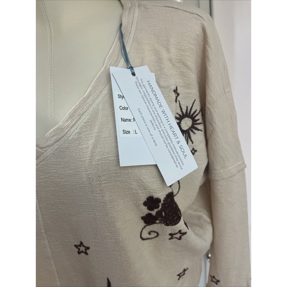 distressed embossed top by caite - Picture 3 of 14